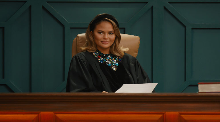 Η Chrissy Teigen έρχεται να μας λύσει τα προβλήματα στο «Chrissy’s Court»