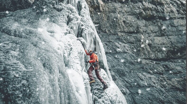 Σκαρφαλώνοντας στον πάγο στο «Himalayan Ice»