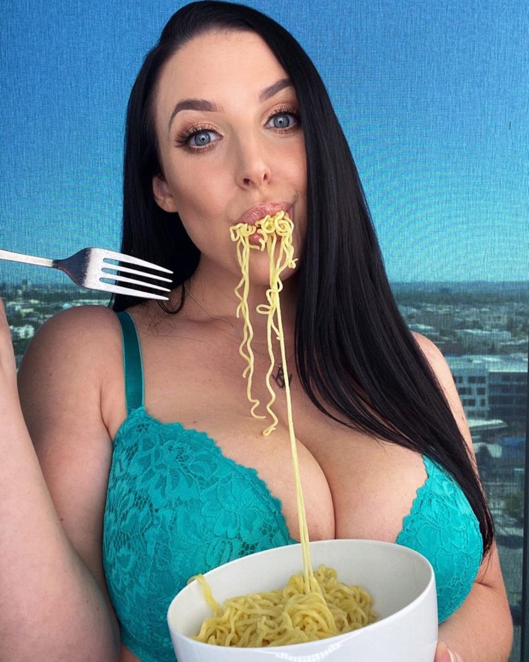 Η Angela White τρώει… noodles!