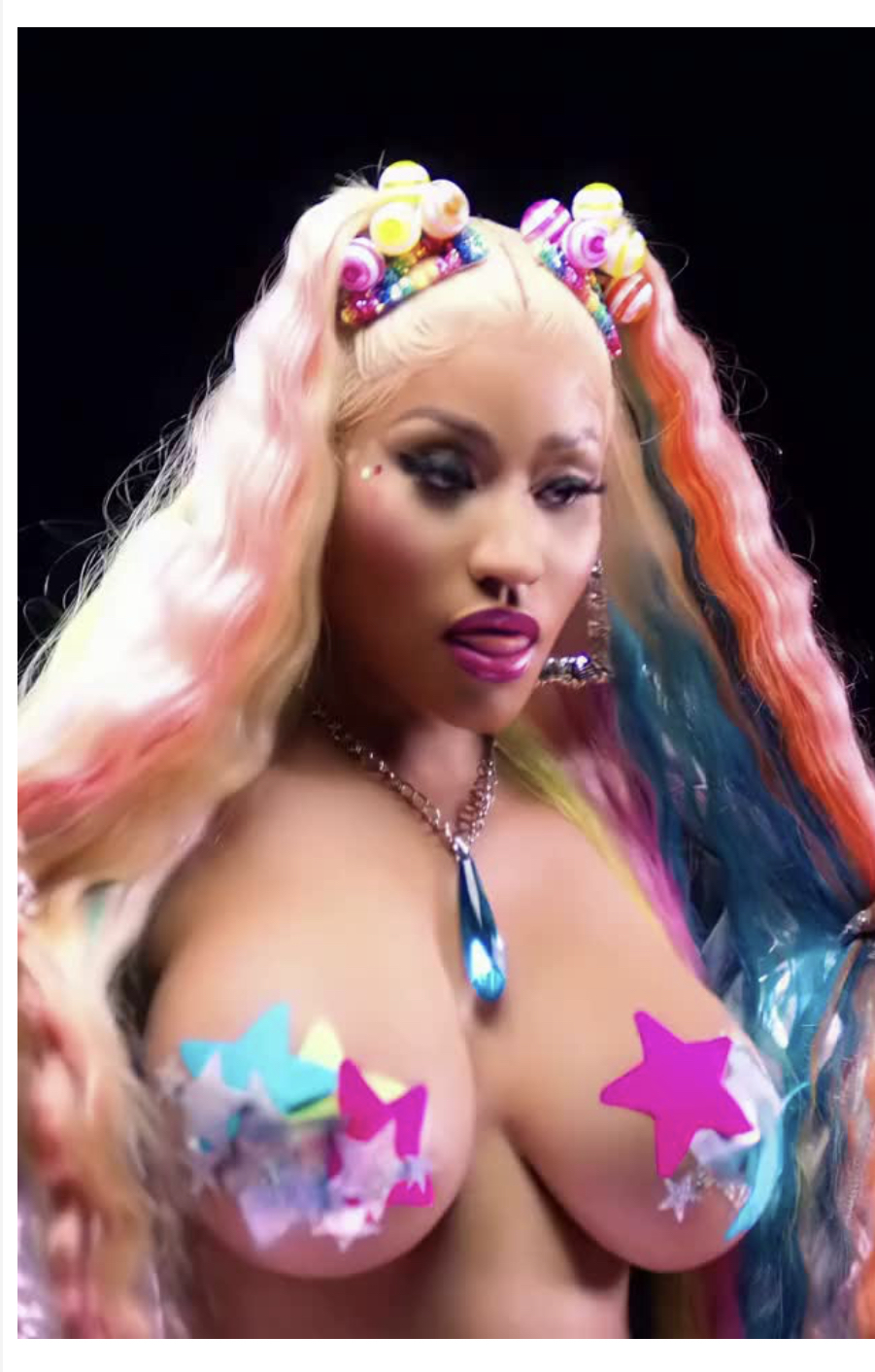 Η Nicki Minaj κουνάει τα. προσόντα της! 