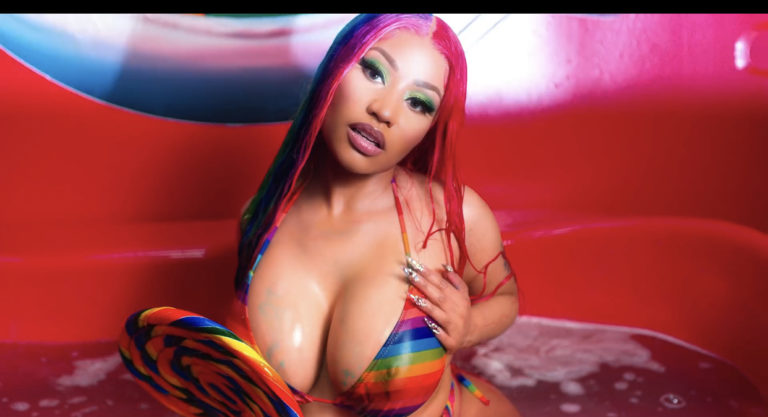 Η Nicki Minaj κουνάει τα… προσόντα της!