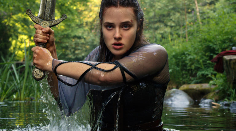 Η Katherine Langford σηκώνει το εξκάλιμπερ στο νέο trailer του «Cursed»