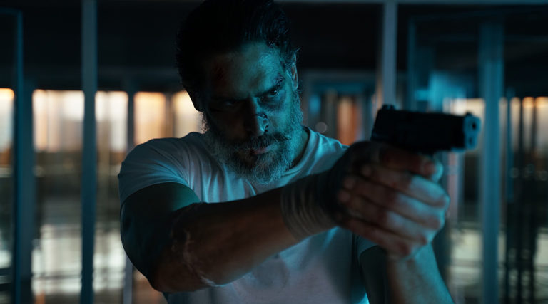 Ο Joe Manganiello είναι από άλλη διάσταση στο trailer του «Archenemy»