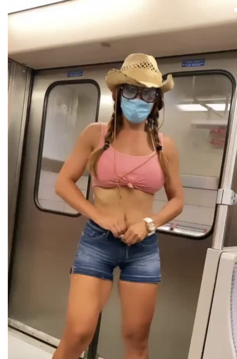 Η Ισπανίδα Sonia Amat Sanchez μας δείχνει το στριγκακι της μέσα στο Μετρό!