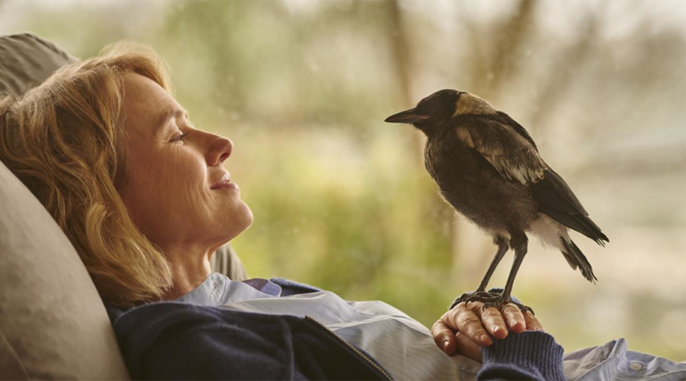 Η Naomi Watts και ένα πτηνό στο «Penguin Bloom»