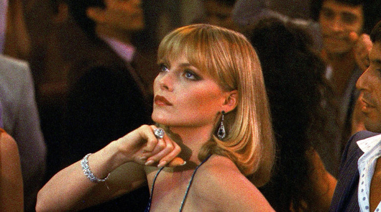 Η Michelle Pfeiffer εξηγεί πως είναι να σε προσέχουν για την εμφάνιση σου στον Hollywood
