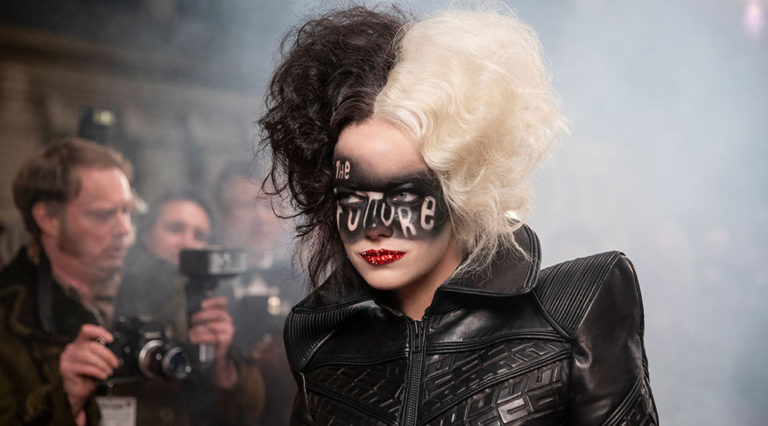 Η Emma Stone κάνει εντυπωσιακή είσοδο σε απόσπασμα απ’τη Cruella