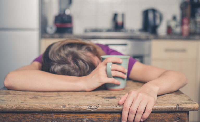 Το Φρούτο που Μειώνει το Hangover κατά 50% – Και Ίσως το Έχεις Ήδη στο Ψυγείο σου