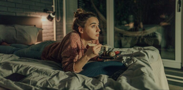 Το binge-watching δεν είναι πια ενοχή – Οι επιστήμονες εξηγούν τα οφέλη του